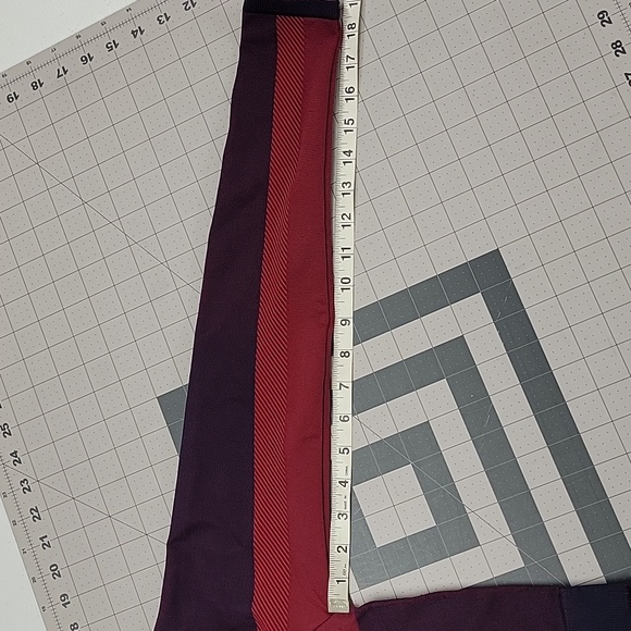 Wome's Fabletics Crop Zip long Sleeve Small maroon & blue - Picture 4 of 4